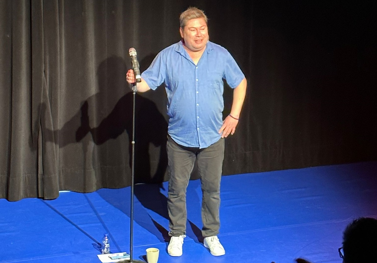 Sascha Korf auf der Bhne (Foto: Karin Sauer)