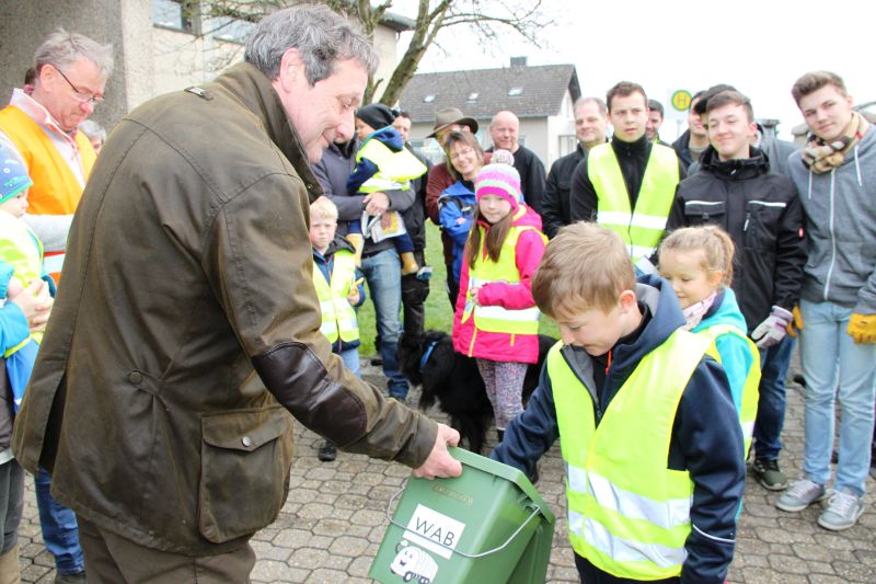 Aktion Saubere Landschaft: Landrat gibt Startschuss in Hchstenbach