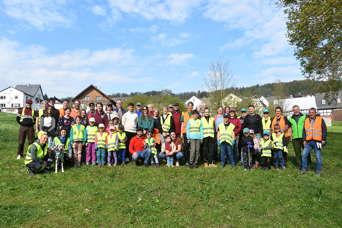Landrat Achim Schwicker (rechts) nahm in diesem Jahr an der
M�llsammelaktion in Daubach teil. Dar�ber freute sich Ortsb�rgermeister
Thorsten Hahn (zweiter v. rechts). Fotos: Mariam Nasiripour