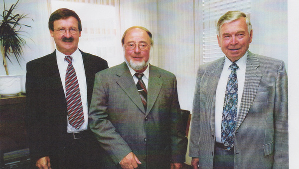 1999: Der neue Flammersfelder Brgermeister Josef Zolk mit seinen beiden Vorgngern Gerd Maurer (Mitte) und Karl Becker. (Foto: privat) 