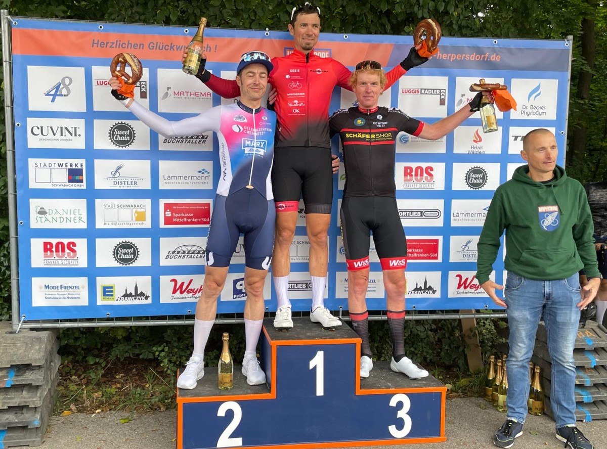 Tobias Schtz (rechts) holt in Schwabach Platz 3 fr das Team Schfer Shop des RSC Betzdorf. Foto: Privat/Gabi Meeen