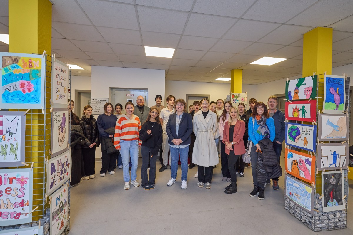 Schler und Lehrer der Anne-Frank-Realschule-Plus erffnen gemeinsam mit Stadtbrgermeisterin Melanie Leicher, Citymanager Oliver Krmer und Christine Stammler vom Stadtmarketing die Kunstausstellung im zweiten Stock des historischen Rathauses. (Fotos: Nitz Fotografie)