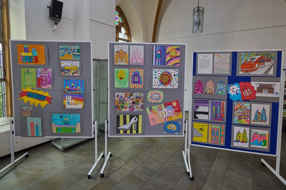 Sch�ler und Lehrer der Anne-Frank-Realschule-Plus er�ffnen gemeinsam mit Stadtb�rgermeisterin Melanie Leicher und Christine Stammler vom Stadtmarketing die Kunstausstellung in der B�rgerhalle des historischen Rathauses. Foto: Nitz Fotografie