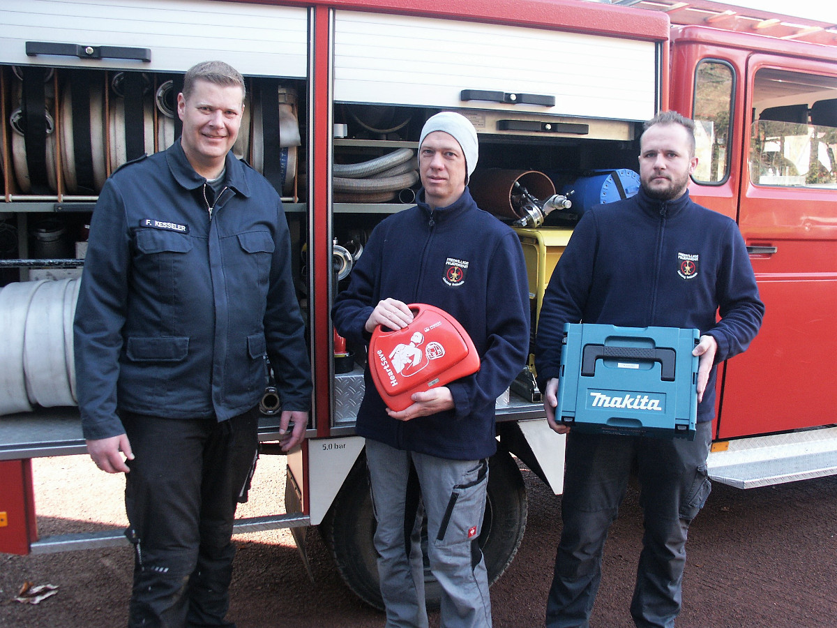 Der Frderverein der Freiwilligen Feuerwehr Schnstein kmmert sich seit langem um die aktiven Wehrleute. Jngst hat man beispielsweise einen Defibrillator angeschafft. (Foto: Bernhard Theis)