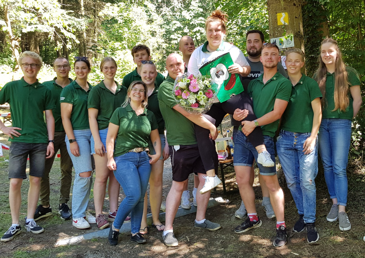 Der JGV Scheuren lsst seine Knigin Saskia Kessel hochleben. (Foto: Verein)