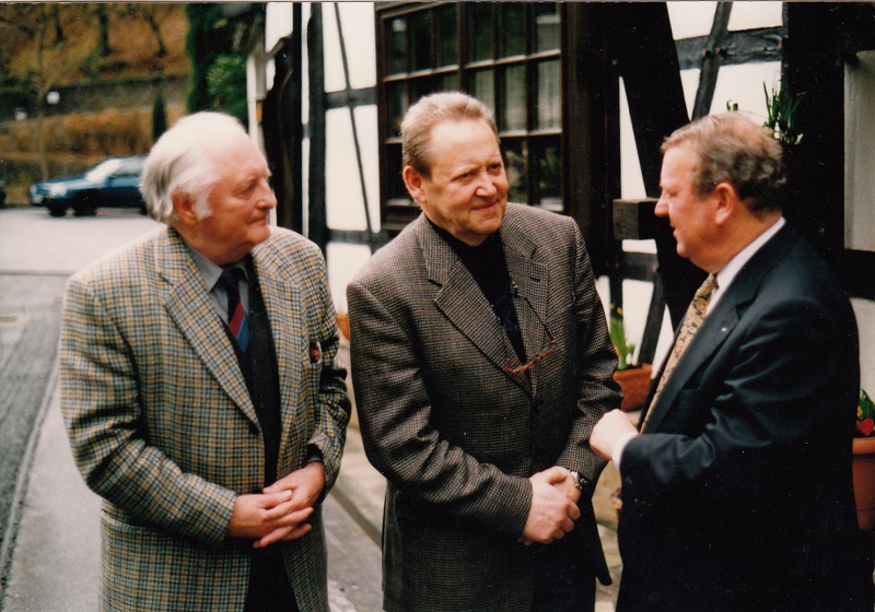 Gnter Schwabowski vor dem Veranstaltungslokal in Marienthal zusammen mit Dr. Hans Alfred Steger, einem frheren Diplomaten und Mitbegrnder des Marienthaler Forums und Ulrich Schmalz. (Foto: U. Schmalz)