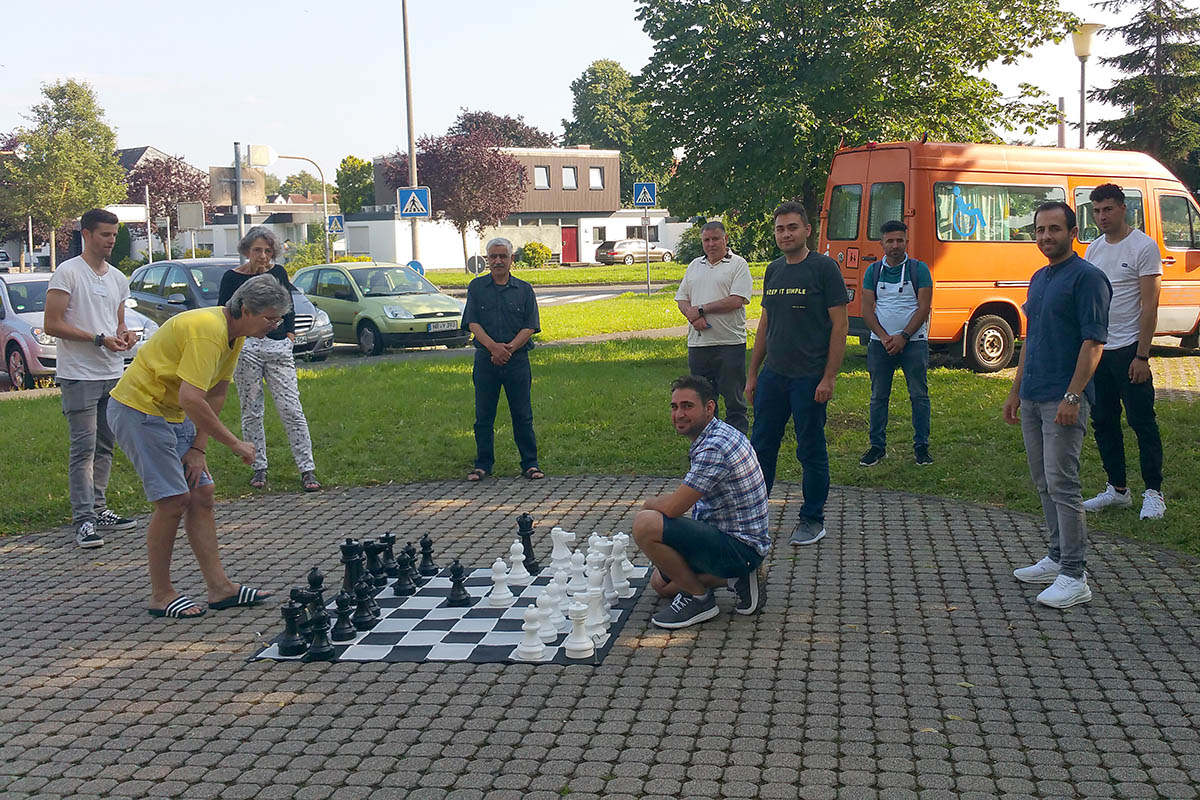 Die Schachspielerinnen und Spieler aus dem Raiffeisenring mit Quartiersmanager Mario Seitz, links). Fotos: privat