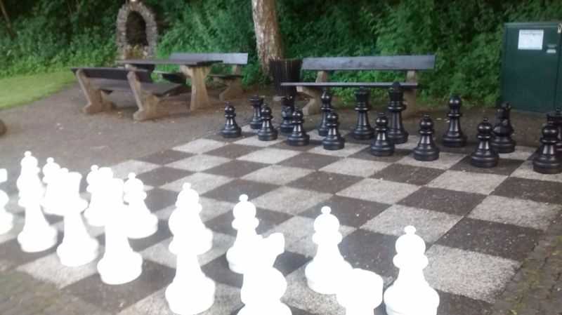 Schwarze und weie Figuren laden in Limbach in der Mhlenaustrae zum Auen-Schachspiel ein. Foto: CDU