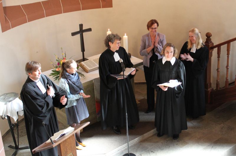 Prpstin Annegret Puttkammer(Mitte) verleiht die Urkunde zur Einsetzung als Pfarrerin an Heike Schalaster (Zweite von rechts). Fotos: Sabine Hammann-Gonschorek