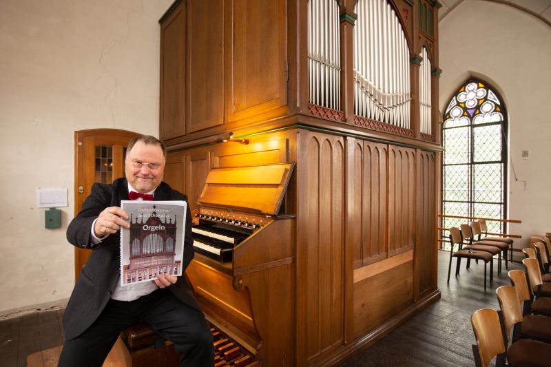 Dekanatskantor Jens Schawaller an seiner Lieblingsorgel in der Evangelischen Pauluskirche Montabaur. Foto: Peter Bongard