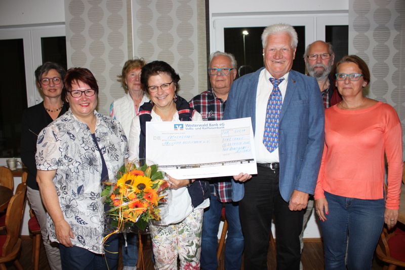 Der Vorsitzende des VdK-Ortsverbandes Rengsdorf/Melsbach, Klaus Marstaller (3. von rechts), berreichte Dr. Ingrid Stollhof vom Neuwieder Hospizverein (5. von rechts) einen Spendenscheck. Foto: Hospizverein