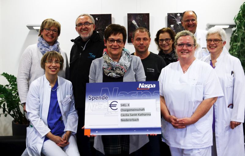 Scheckbergabe. Von links: Nicole Theis, Dr. med. Jutta Kahn, Gnther Hummel, Ulrike Bongard, Mario Jokisch, Dr. Elke Freudenberg, Karin Grende, Dr. med. Christoph Lerchen, Dr. med. Janine Dber. Foto: Herz-Jesu-Krankenhaus, Dernbach