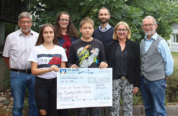 Schlerschaft, Schulleitung und Frderverein freuen sich ber die Spendensumme, hinten v. l.: Manfred Mller (1. Vors. Frderverein), Stephanie Brand (Konrektorin), Tibor Flpp (Rektor)
vorne v. l.: Nina Bhme und Matthias Mehren (Schlervertreter), Silvia Brubach (VR-Bank Neuwied-Linz), Josef Ho (2. Vors. Frderverein). Foto: privat