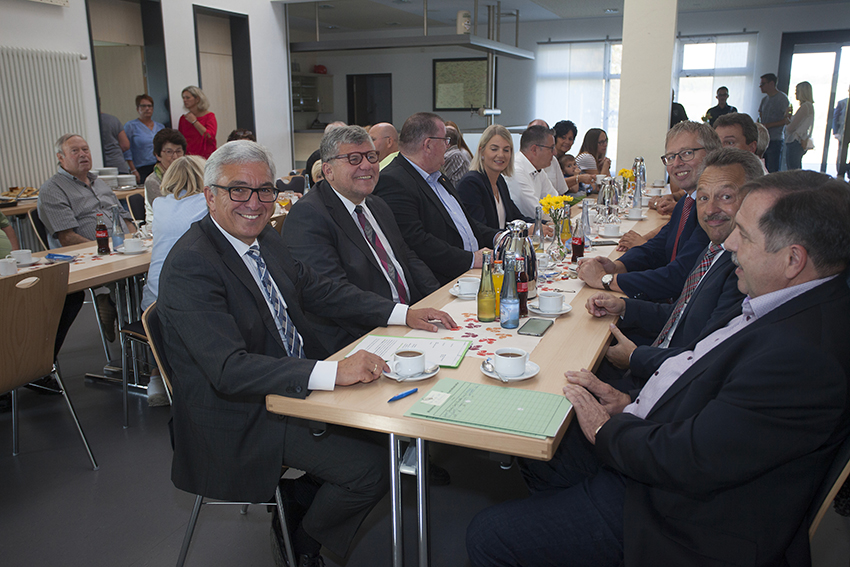 Innenminister Roger Lewentz brachte den Scheck persnlich nach Oberraden ins Dorfgemeinschaftshaus. Fotos: Wolfgang Tishler