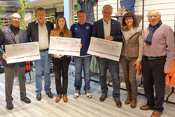 Von links: Gnter Walter (Unnauer Patenschaft), Ronny Hlpsch (Vorstand FSV Kroppach), Nina Scharer (Hospiz St. Thomas), Frank Schumacher (Vorstand FSV Kroppach), Reiner Meutsch (Stiftung Fly&Help), Antje Hammer (Sporthaus Hammer), Gerhard Marose (Unnauer Patenschaft). Foto: privat