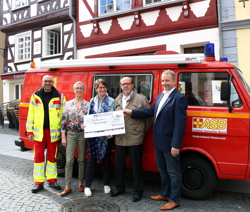 Heinz Bolet, Sabine Pasquazzo, Christine Sassenrath-Webler, Kalli Mies und Henry Traut freuen sich ber die Spende an den Wnschewagen. Foto: privat