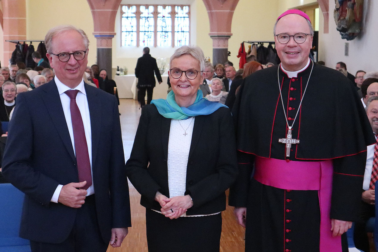 Der Trierer Bischof Dr. Stephan Ackermann (rechts) gratuliert der Generaloberin Schwester Edith-Maria Magar und Dr. Heinz-Jrgen Scheid, Vorsitzender des Vorstandes der Marienhaus Stiftung, zum Doppeljubilum der Waldbreitbacher Franziskanerinnen. Foto: Bistum Trier/Julia Frder