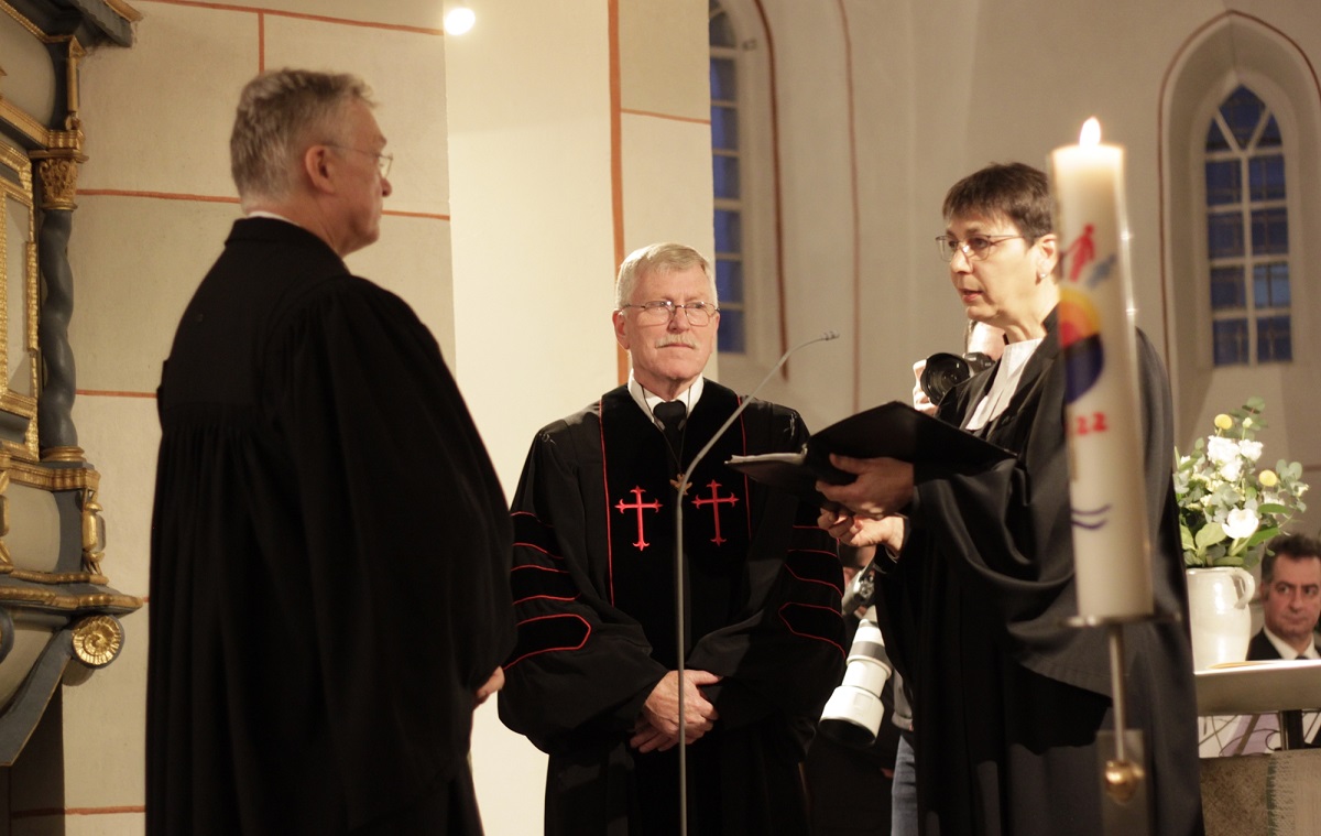 Prpstin Sabine Bertram-Schfer entpflichtet Pfarrer Schell aus dem aktiven Dienst. Mitwirkender (mittig) ist Reverend Robin Heckathorne aus Texas und North Carolina. (Fotos: Sabine Hammann-Gonschorek)