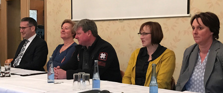 MdL Hendrik Hering (SPD, links) bei seinem Besuch in der Brgerversammlung der Gemeinde Schenkelberg 2017. (Foto: Bro Hendrik Hering, MdL)
