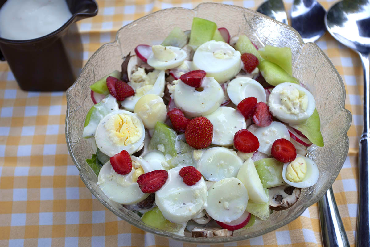 Westerwlder Rezepte: Saftiger Schichtsalat mit frischen Zutaten