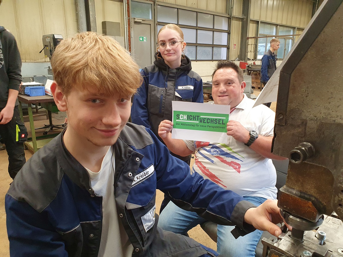 Schichtwechsel in Niederelbert: Die beiden Auszubildenden Nik Kreider und Michelle Khler (von links) von der Schmehmann Rohrverformungstechnik GmbH in Bad Marienberg nahmen am Aktionstag der Caritas-Werksttten Westerwald-Rhein-Lahn teil. Im Betrieb in Niederelbert brachte ihnen der Werkstattbeschftigte Peter Schuster seinen Arbeitsplatz nher. (Foto: Caritasverband Westerwald-Rhein-Lahn/Dagmar Theis)