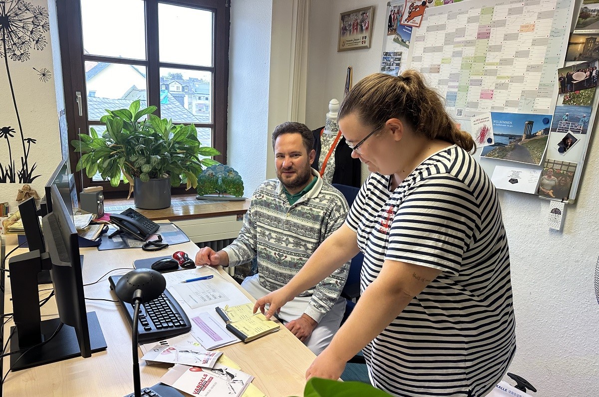 Alexander Vlassakidis lernte beim Schichtwechsel das Stadtmarketing der Stadt Neuwied kennen. Fabienne Mies zeigte ihm unter anderem die Tourist-Information und erklrte ihm einige der tglichen Verwaltungsaufgaben. (Foto: Ulf Steffenfauseweh)