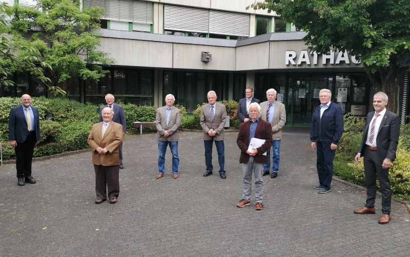 Das Gruppenfoto vor dem Altenkirchener Rathaus vereint die neuen und ehemaligen Schiedspersonen, die Vertreter des Altenkirchener Amtsgerichts und die der Verbandsgemeindeverwaltung. (Foto: hak)