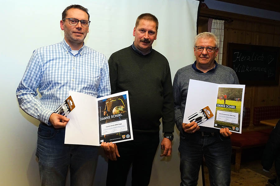 Schiedsrichter des Jahres 2019 im Fuballkreis Westerwald/Sieg in der Kategorie  50 wurde Ulrich Fenstermacher (rechts). Carsten Jacob (links) wurde in der Gruppe U 50 ausgezeichnet. Darber hinaus wurde Carsten Jacob zum verbandbesten Schiri 2019 im FVR bei den U50-Schiris gewhlt. KSO Detlef Schtz berreichte die Urkunden. Fotos: Willi Simon