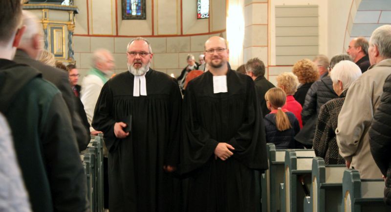 Dekan Dr. Axel Wengenroth (links) und Pfarrer Benjamin Schiwietz ziehen nach dem Gottesdienst aus der Kirche aus. Fotos: Sabine Hammann-Gonschorek
