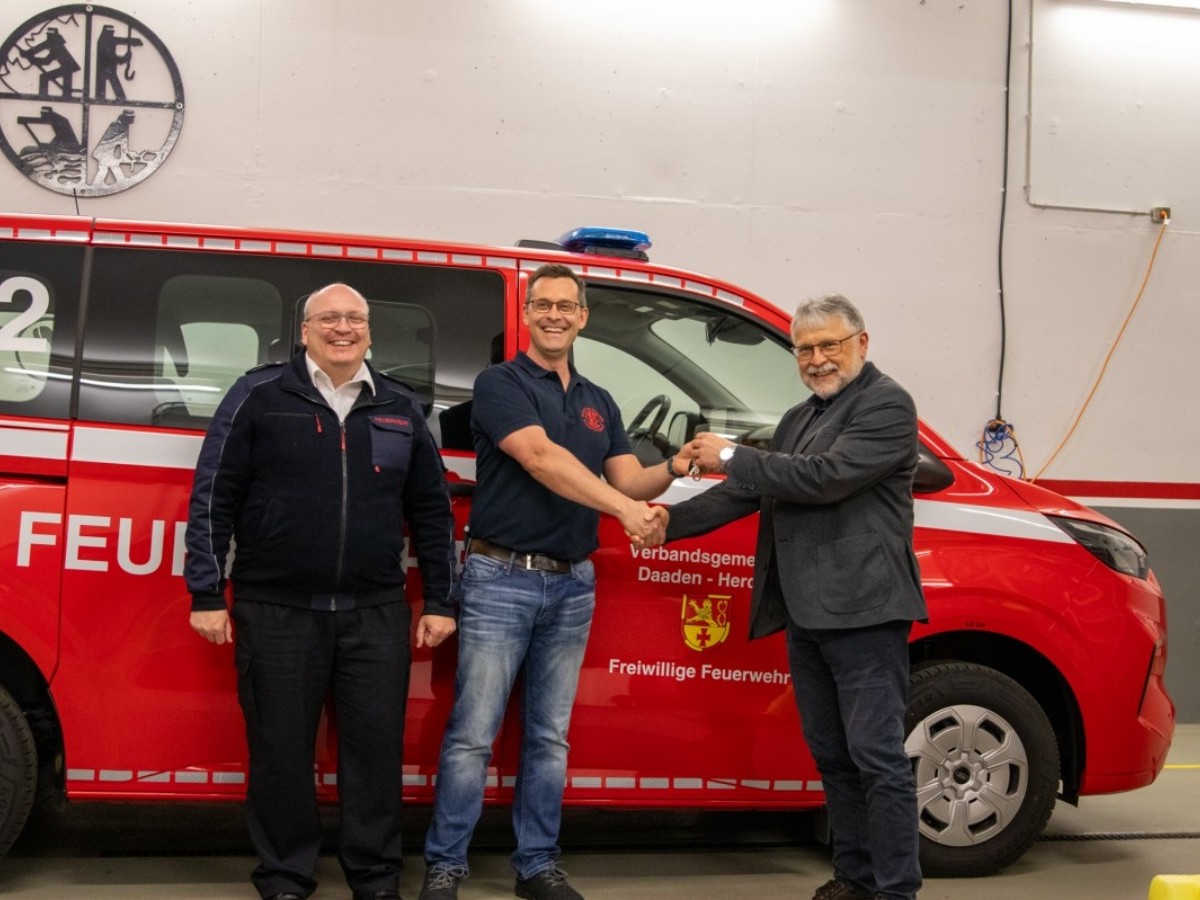Schl�ssel�bergabe MTF: Matthias Theis (Wehrleiter), Sven-Oliver Meyer (Wehrf�hrer), Helmut St�hn (VG-B�rgermeister) (Fotos: Aaron Utsch/Verbandsgemeindefeuerwehr Daaden-Herdorf)