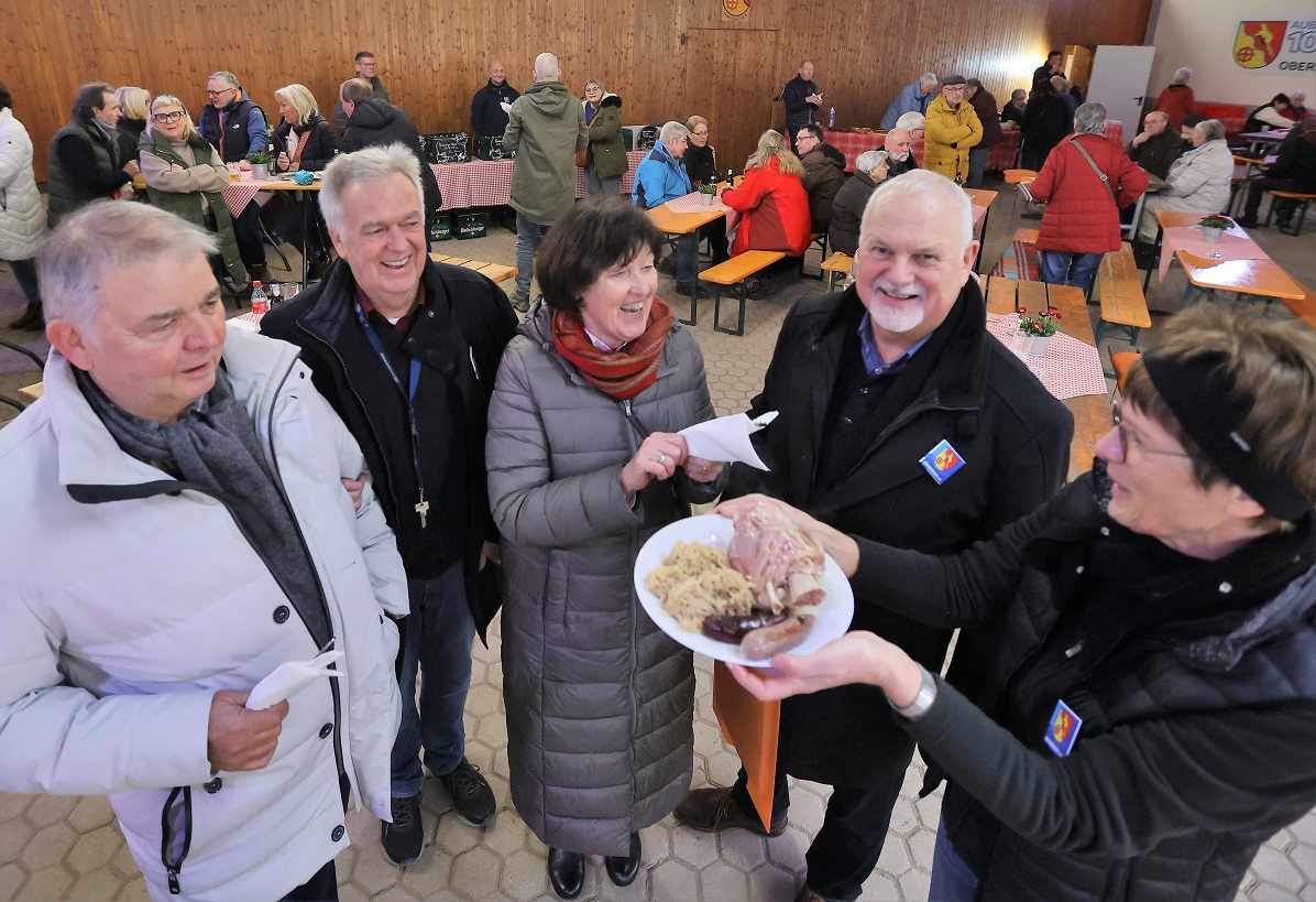 Schlachtfest in der Festhalle: Volles Haus in Oberbieber