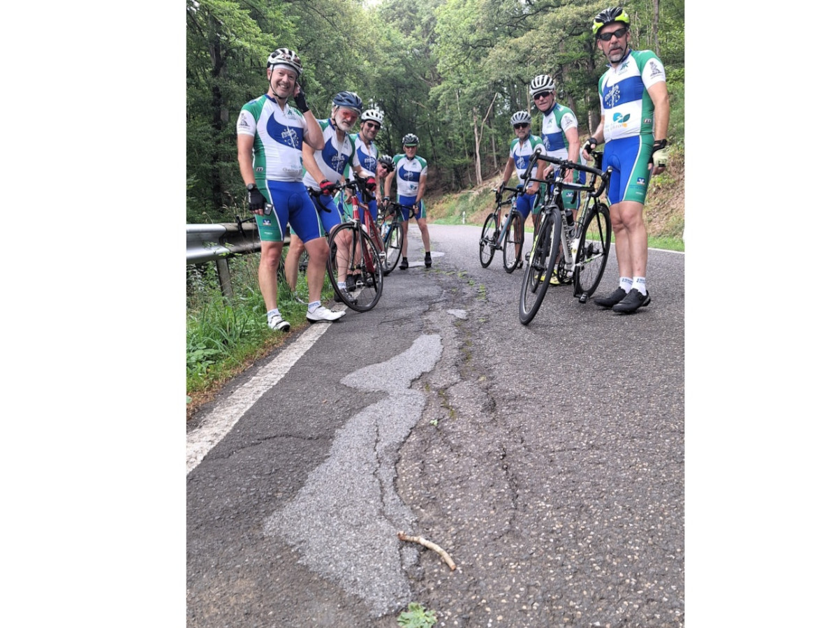 Eines von drei Kontroll-Teams der "Equipe EuroDeK", die ab dem 1. April im Rah-men eines Modellprojektes Stra�ensch�den an die zust�ndigen Beh�rden melden. (Foto: Uli Schmidt)

