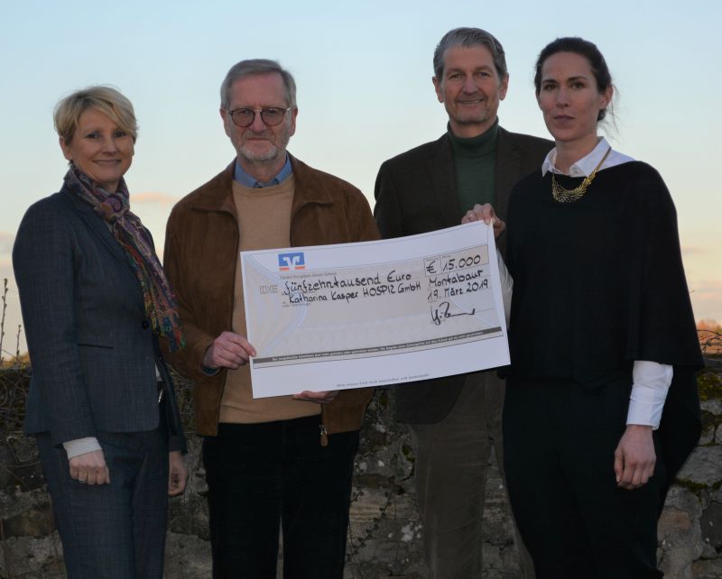 Dr. Yvonne Zimmermann, Vorstandsvorsitzende Akademie Deutscher Genossenschaften, Dr. Andreas Wechsung, Schatzmeister des Hospizvereins, Ralf Kleinheinrich, Hoteldirektor Schloss Montabaur, Pia Eiden, Verkaufsleiterin Hotel Schloss Montabaur. Foto: Hotel Schloss Montabaur