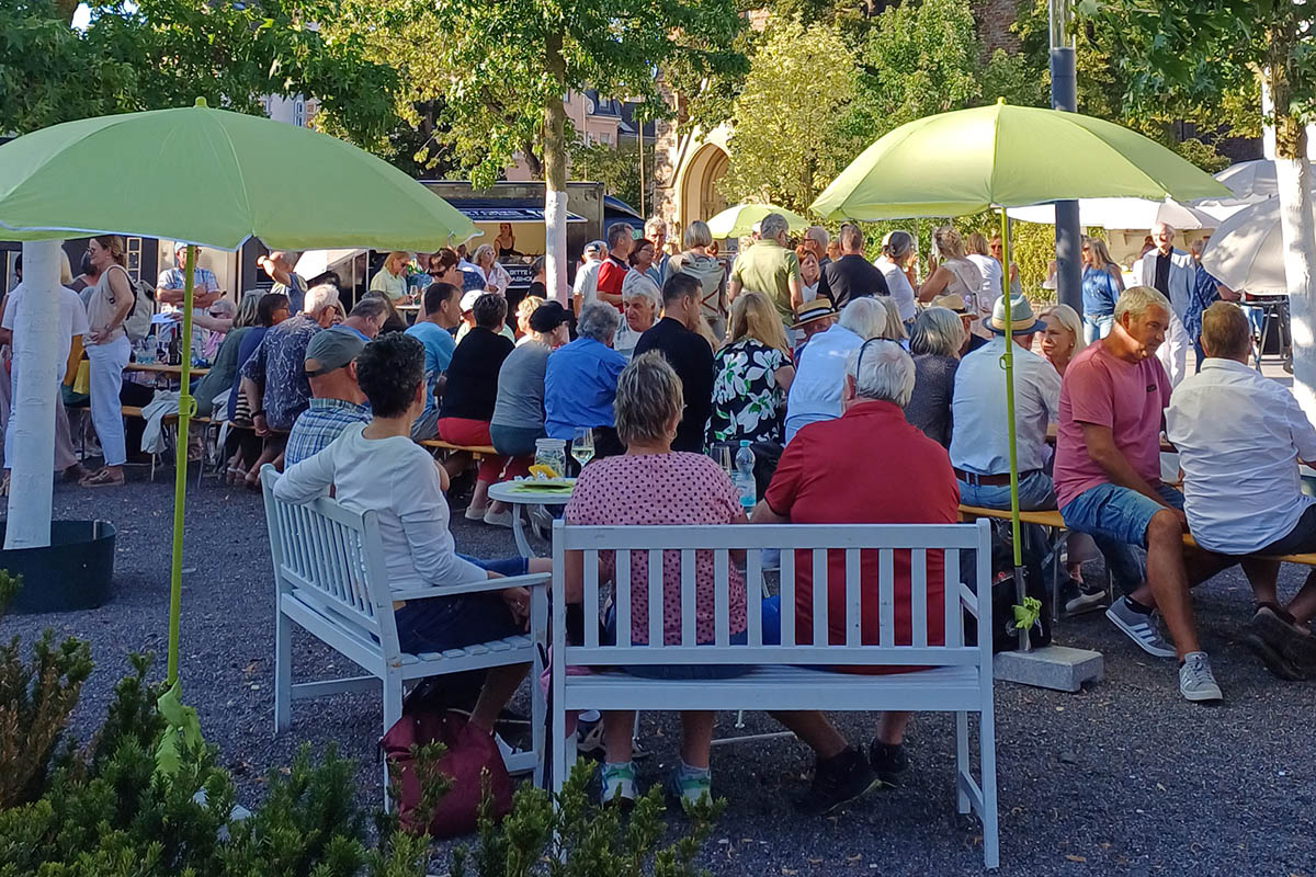 Ein letztes Mal in diesem Jahr bringt der Schlemmertreff alle Feinschmecker und Genieer auf dem Neuwieder Marktplatz zusammen. Foto: Melina Manns