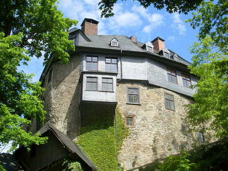 Im Wildenburger Gebiet und im Raum Schnstein - hier eine Ansicht von Schloss Schnstein -, wo mehrere Linien des Hauses Hatzfeldt herrschten, waren die Hexenverfolgungen intensiv. (Foto: Archiv AK-Kurier/H.-G. Orthen) 