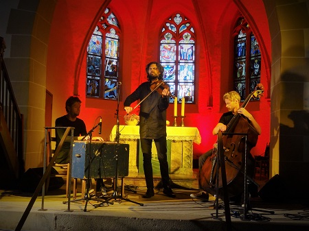 Gjermund Larsen mit seinem Trio aus Norwegen (Foto: Uli Schmidt)