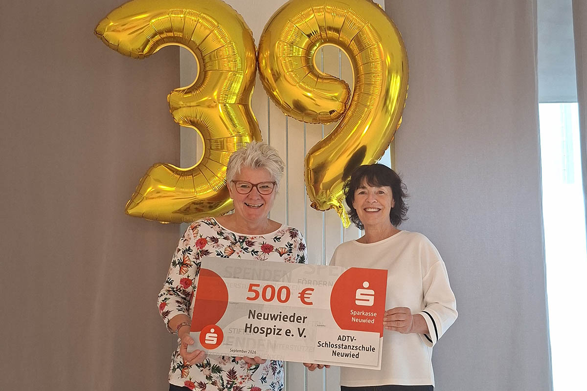 Sibylle Daumas (rechts) freute sich, 500 Euro an Beate Christ vom Neuwieder Hospizverein zu �berreichen. Foto: Beate Christ

