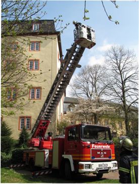 Feuerwehr-bung am Hachenburger Schloss. Fotos: FFHachenburg