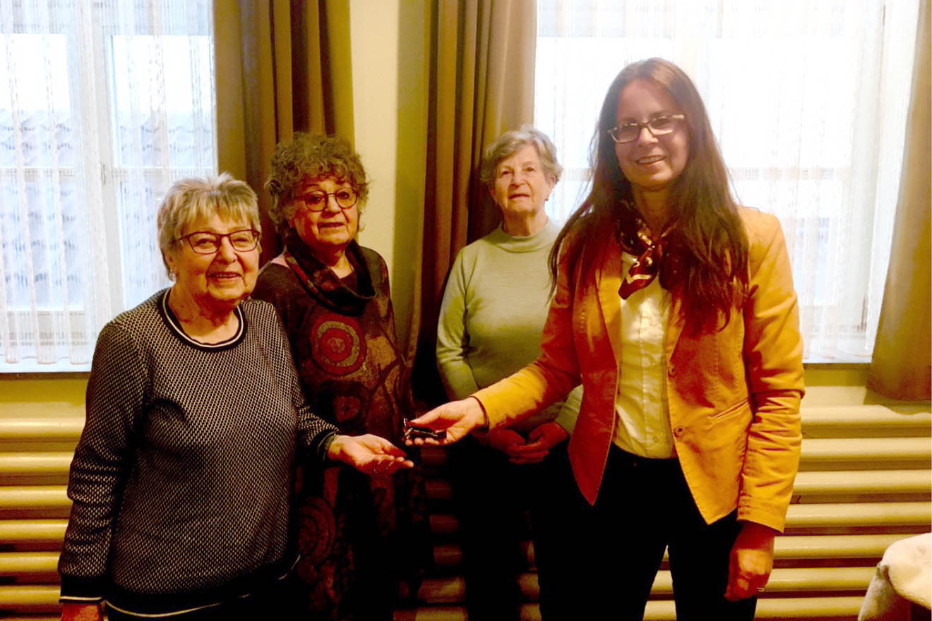 Im Vordergrund Seniorenbeauftragte Iris Schwarz bei der Schlsselbergabe an Wally Feiden; dahinter Teammitglied Gudrun Schulze (2. v. l.) sowie Monika Ambill, (frhere Leitung Seniorentreff, 3.v. l.). Foto: Stadt Bad Honnef