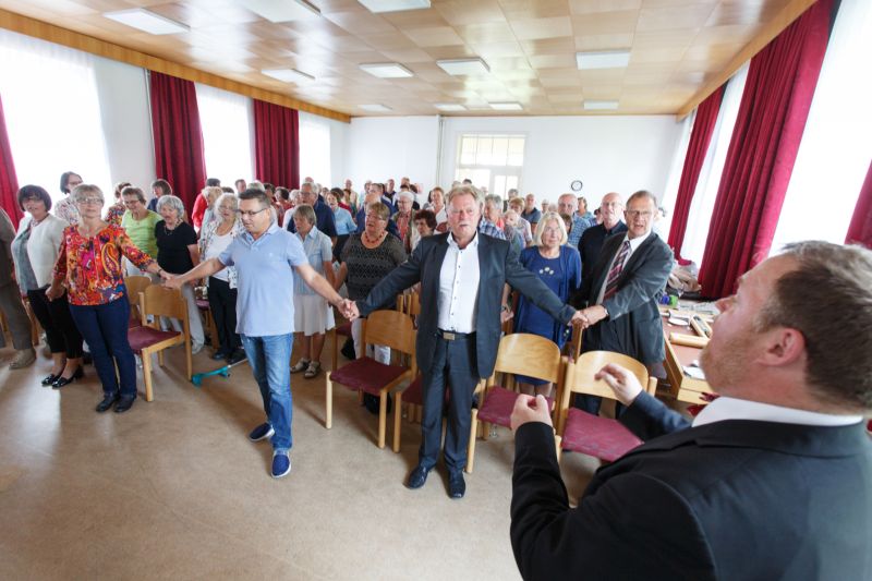 Ein starkes Zeichen: Whrend des Segensliedes nehmen sich die Montabaurer spontan an die Hnde. Fotos: Peter Bongard