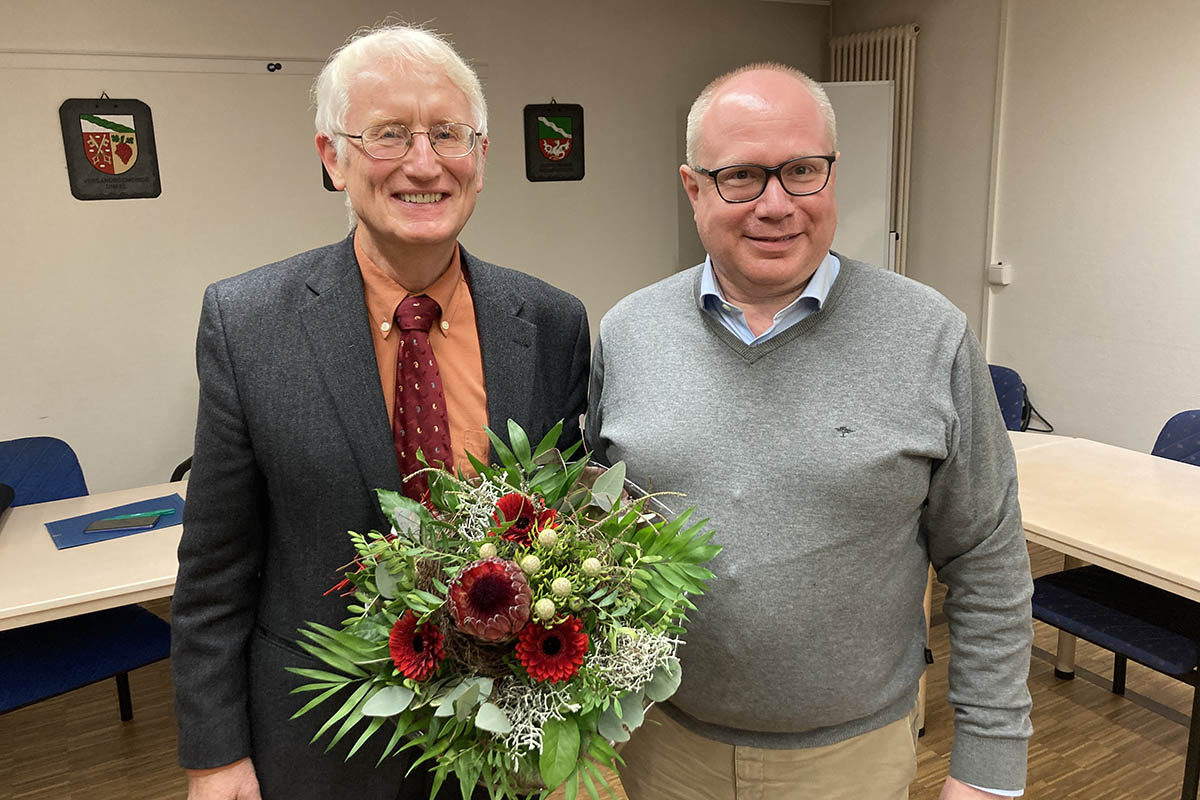 Der bisherige Vorsitzende Dr. Heinz Schmitz gratuliert seinem Nachfolger Markus Fischer (rechts) und wnscht ihm viel Erfolg. Fotos: CDU