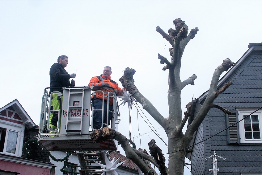 Weihnachtsschmuck in Wissen angebracht