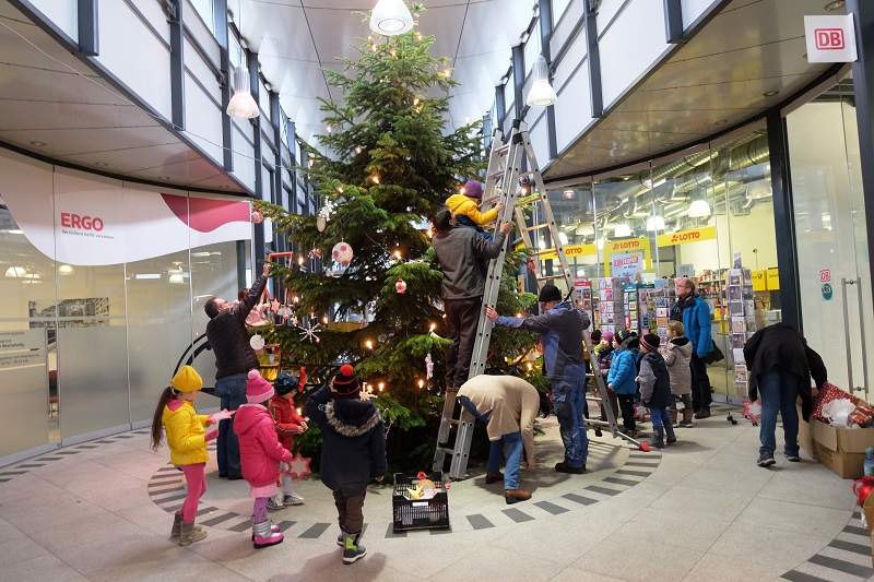 Alle in Aktion beim diesjhrigen Weihnachtsbaumschmcken der Aktionsgemeinschaft Treffpunkt Wissen (Fotos: KathaBe)