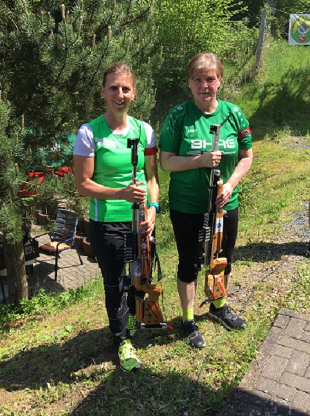 Auf fremdes Gebiet trauten sich Doris Lehnard und Sonja Schneeloch am 25.05. beim Sommerbiathlon in Raubach. (Foto: TuS Horhausen)