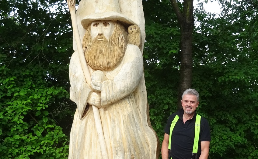 Schnitzer Wolfgang Greb neben der kolossalen Figur eines Zauberers fr den Auenlandweg. (Foto: Kreisverwaltung Altenkirchen)  