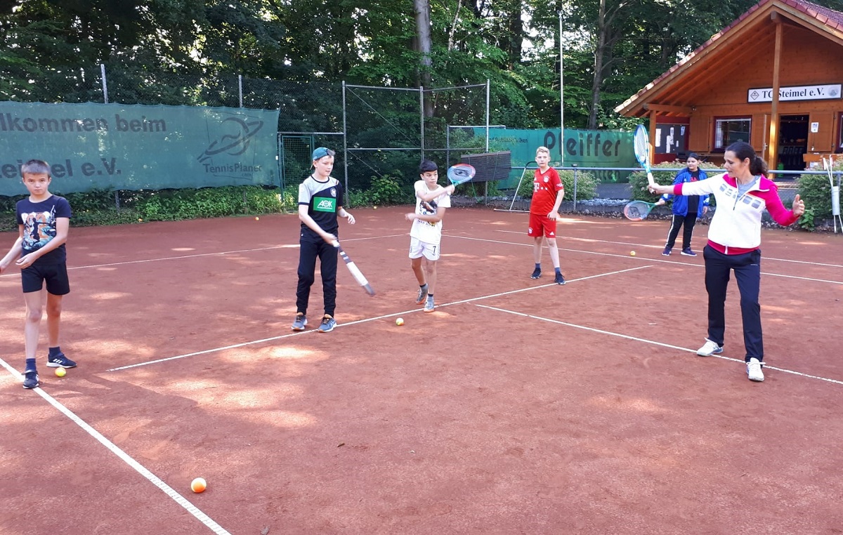 Die Schler der Klasse 6c der Realschule plus Puderbach hatten bei bestem Wetter die Mglichkeit, einen Einblick in den Tennissport zu erhalten. (Foto: privat)