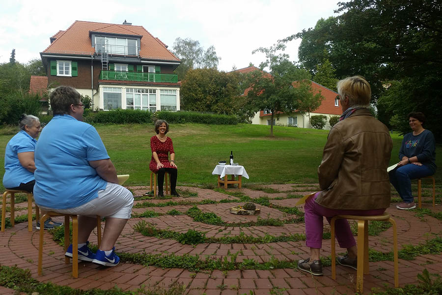 Im Gartenlabyrinth hat sich eine Handvoll Mitarbeiterinnen stellvertretend fr das 18-kpfige Team und das Kursangebot des Hauses der Stille auf den Fokus der nchsten drei Jahre ausgerichtet: kologische Spiritualitt tiefer zu ergrnden und einzuben. Fotos: Dorothea Mth-Abu Dhis
