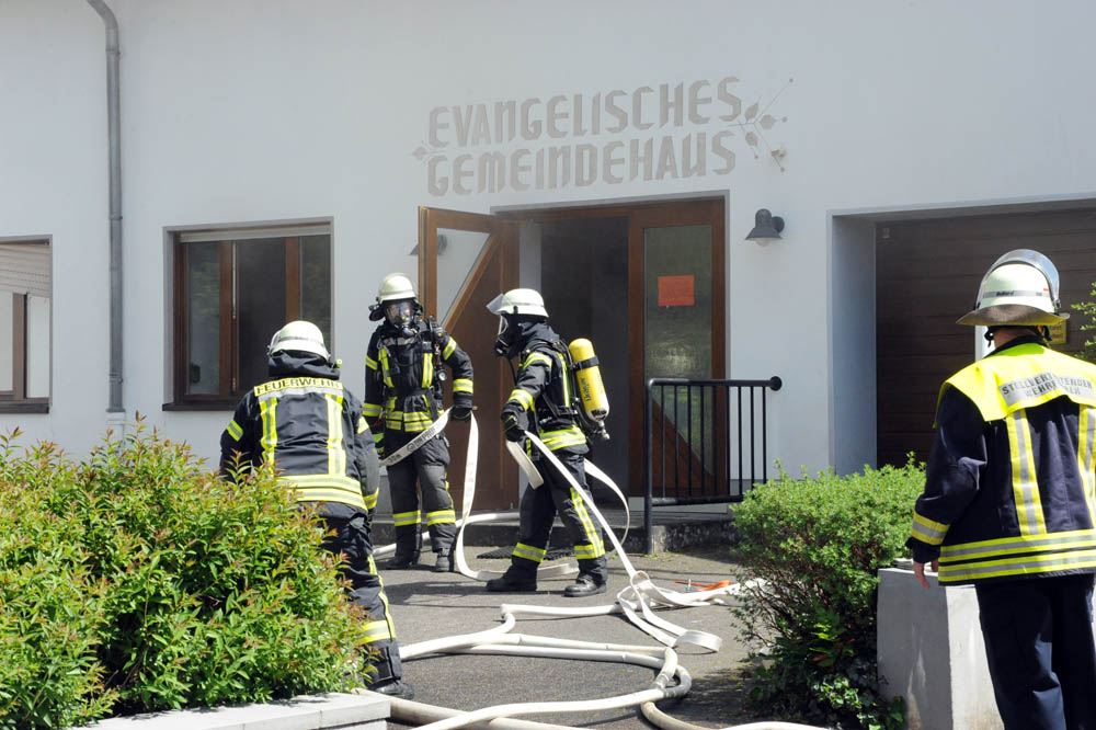 Ein Brand im evangelischen Gemeindehaus sorgte fr Feuerwehreinsatz.(Fotos: kk)