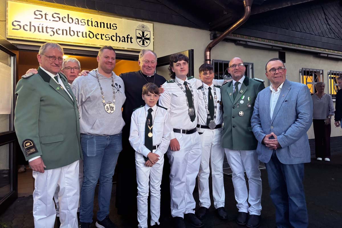 Die neuen Majest�ten und Gratulanten v. l. Mathias Gro�, Bruno Schmidt, Kevin Kostka, Pfarrer K�rten, Pepe Hartmann, Adam Kleine, Mattis Seibert, Heiko Landwehr und Stadtbeigeordneter Claus Behner (Fotos: Bruderschaft (1) weitere kk�)