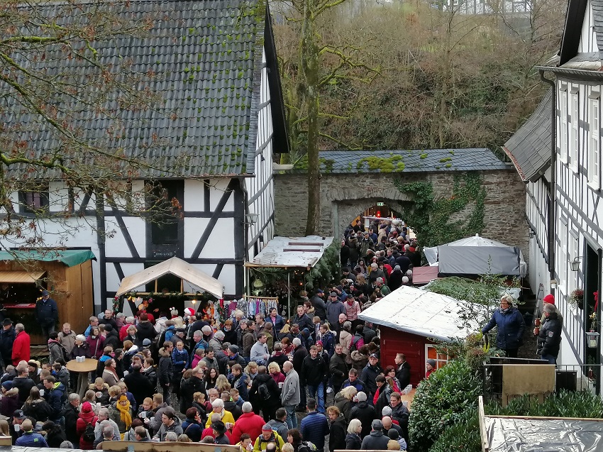 Der Weihnachtsmarkt im Schloss Hatzfeldt ist jedes Jahr ein Publikumsmagnet. (Foto: LeaS)